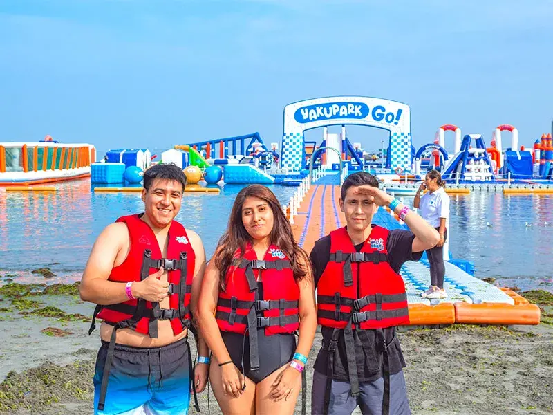 Turistas con chalecos salvavidas en Yakupark durante el tour Full Day Paracas Islas Ballestas Yakupark Chincha desde Lima por Semana Santa