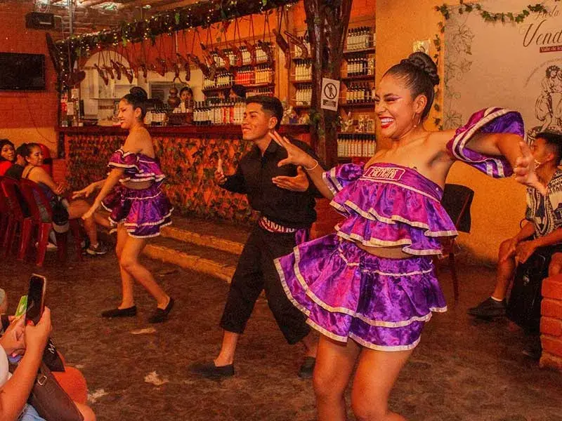 Presentación de danza típica en Ica durante el Full Day Paracas Ica Chincha desde Lima