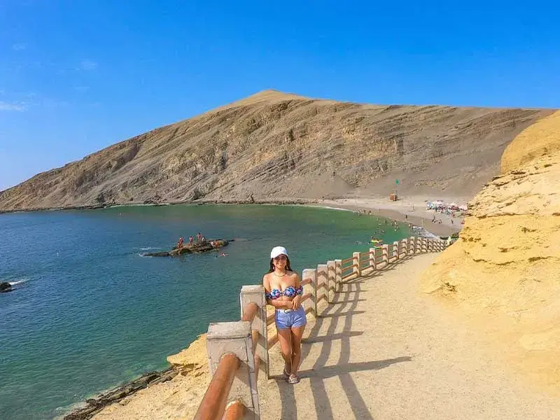 Turista en la Reserva Nacional de Paracas durante el tour a Islas Ballestas y Reserva Nacional de Paracas