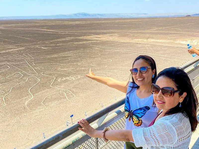 Turistas observando las Líneas de Nazca desde el mirador durante el Tour Paracas Ica Nazca 2 días por Año Nuevo