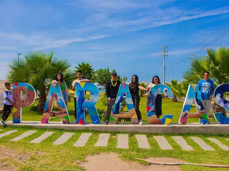 Turistas junto a las letras de Paracas durante el Full Day Paracas Ica Chincha desde Lima