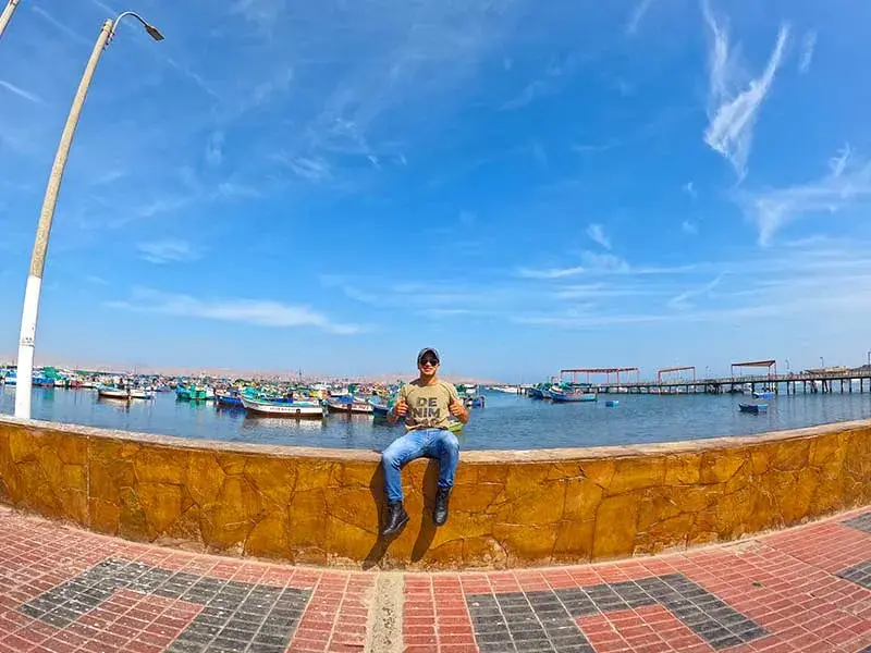 Turista en el malecón del balneario de Paracas durante el Tour 2 dias Paracas Ica con Hotel en Paracas desde Lima