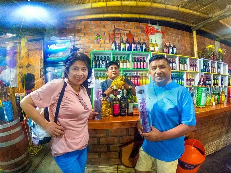 Turistas en bodega de vinos en Chincha durante el Full Day Paracas Ica Chincha desde Lima