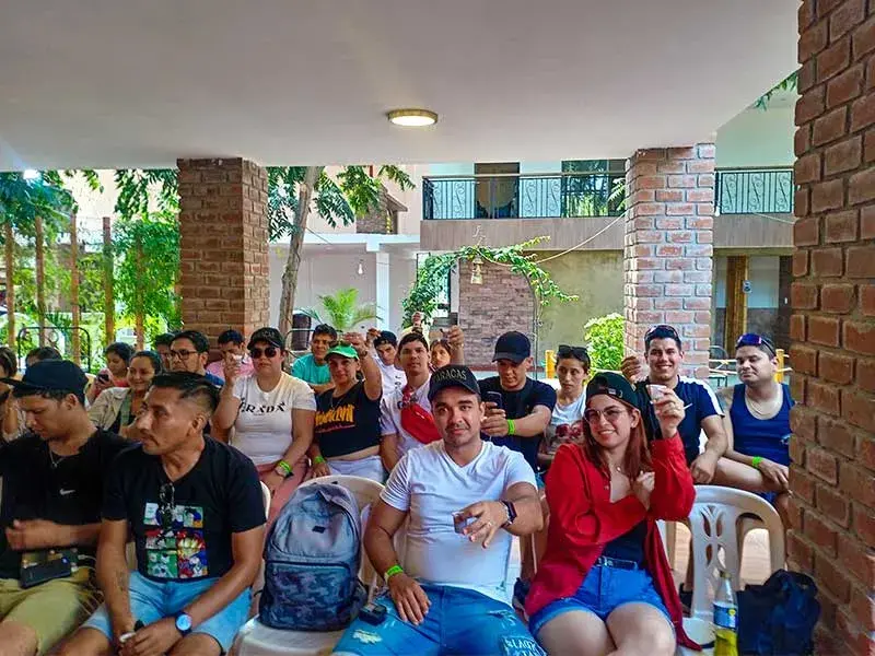 Turistas participando en una degustación en Bodega Nietto durante el Tour 2 dias Paracas Ica con Hotel en Paracas desde Lima