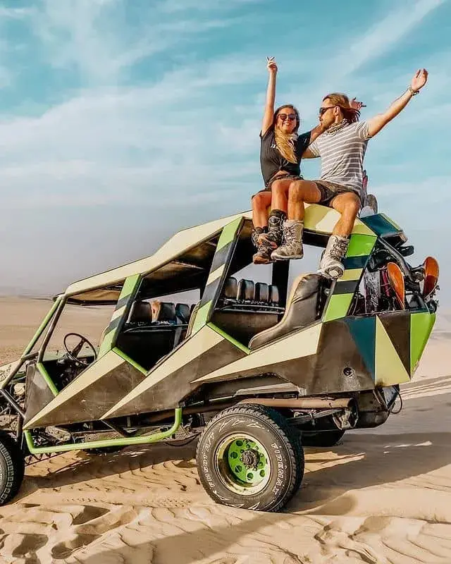 Buggy tubular recorriendo las dunas de Huacachina durante el sunset full day