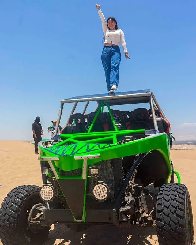 Turista sobre un buggy en las dunas de Huacachina durante el Tour Ica Huacachina Paracas 2 días y 1 noche desde Lima