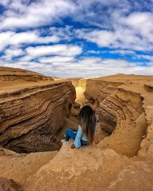 Turista observando el Cañón de los Perdidos durante el Tour Paracas Ica y Cañón de los Perdidos 2 dias y 1 noche desde Lima