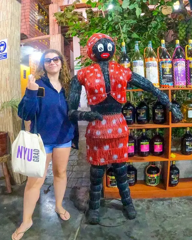 Turista en visita a una bodega turística durante el Full Day Yakupark y Huacachina desde Lima