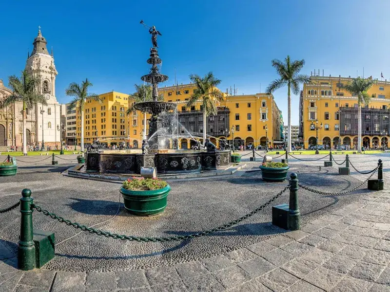 Fuente histórica de la Plaza Mayor de Lima durante el City tour Lima Colonial y Moderna