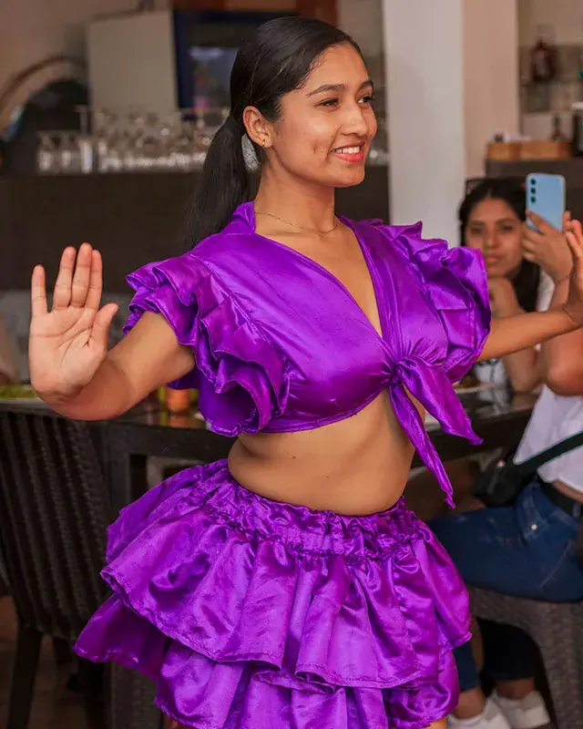 Presentación de danza típica en Ica durante el Tour Ica Huacachina Paracas 2 días y 1 noche desde Lima