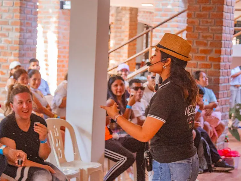 Degustación de piscos y vinos en Ica durante el itinerario del Tour Paracas Ica Huacachina full day desde Lima