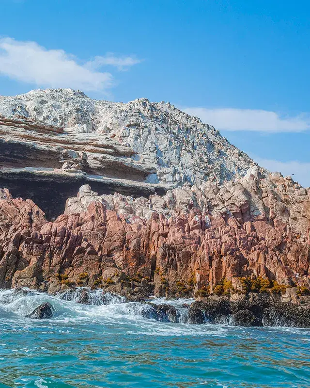 Formaciones rocosas y paisaje marino de Islas Ballestas durante el tour a Paracas desde Lima