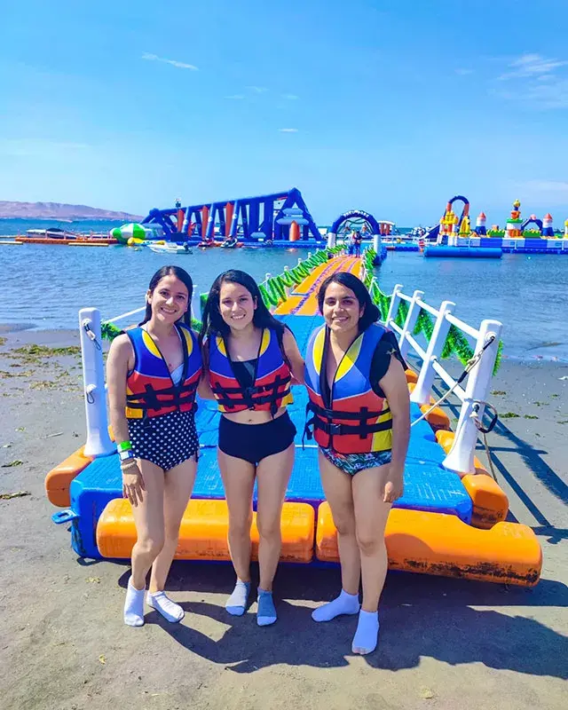 Grupo de turistas listo para ingresar a Yakupark durante el Full Day Yakupark y Huacachina desde Lima