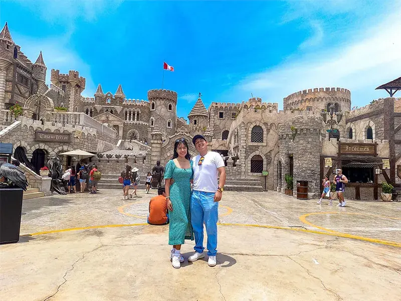 Pareja visitando el Castillo de Chancay durante el Full Day Chancay Huaral desde Lima
