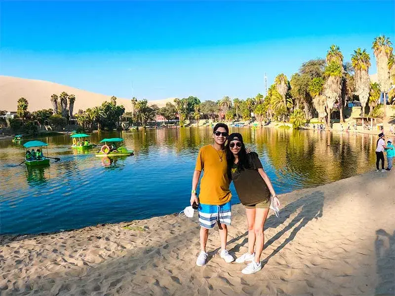 Pareja de turistas en el oasis de Huacachina durante el Full Day Paracas Ica Chincha desde Lima