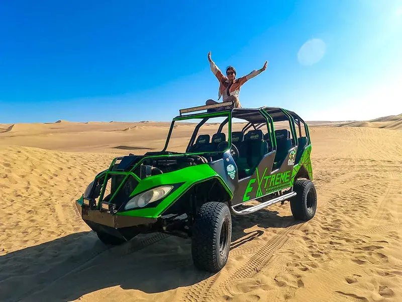 Tubulares en el desierto de Huacachina durante el Full Day Paracas Ica Chincha Verano