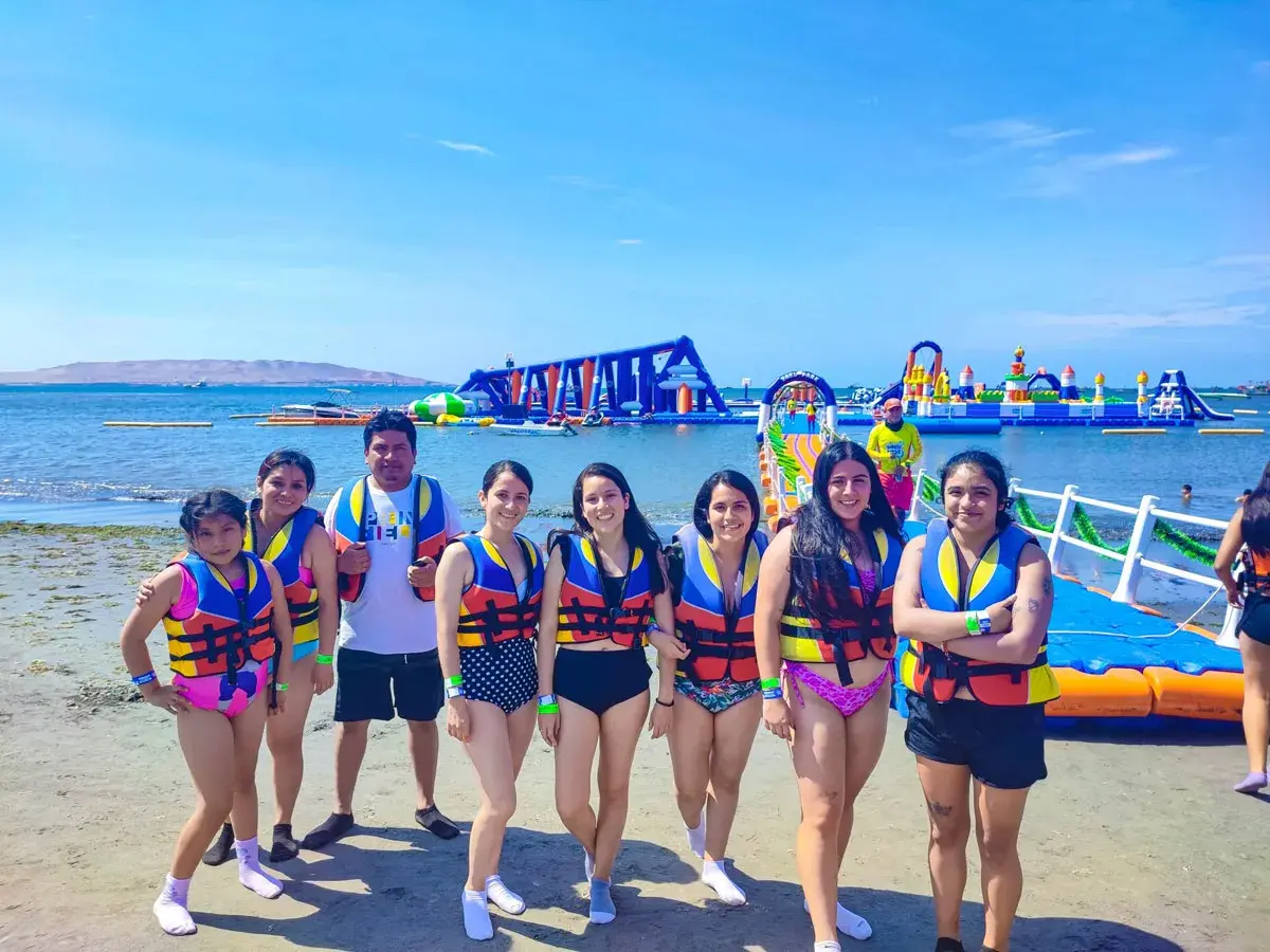 Grupo de turistas con chalecos salvavidas disfrutando un full day Yakupark en Paracas