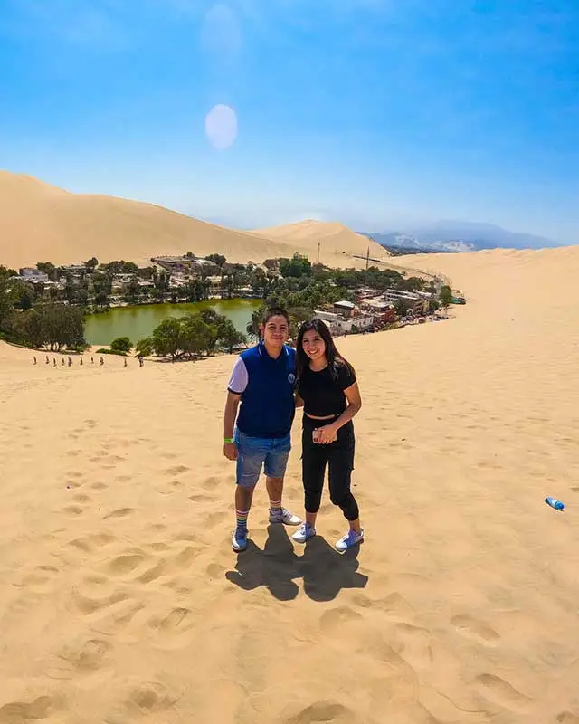 Turistas en el Oasis de Huacachina durante el Tour Paracas Ica y Cañón de los Perdidos 2 dias y 1 noche desde Lima