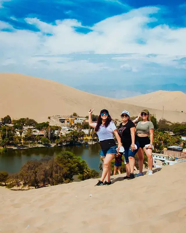Grupo de turistas en el mirador del Oasis de Huacachina durante el Full Day Yakupark y Huacachina desde Lima