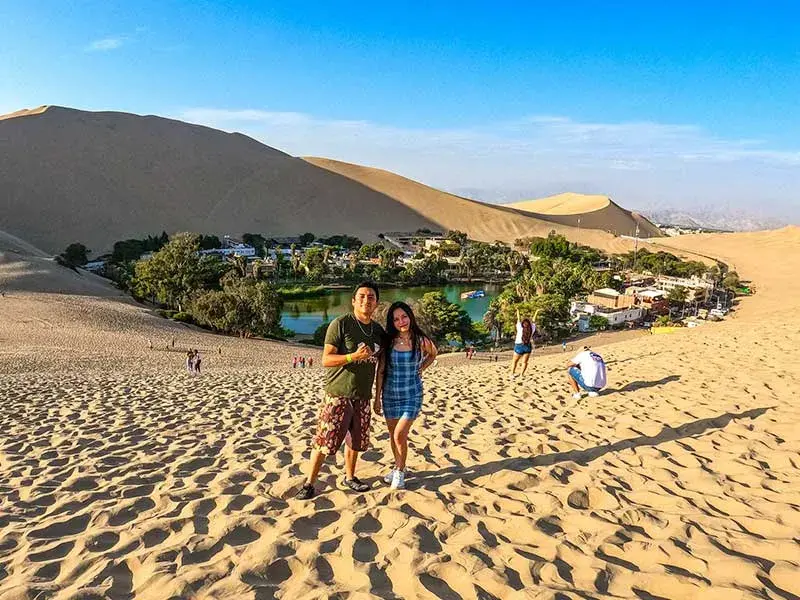 Pareja de turistas en el mirador del Oasis de Huacachina durante el Tour 2 dias Paracas Ica con Hotel en Paracas desde Lima