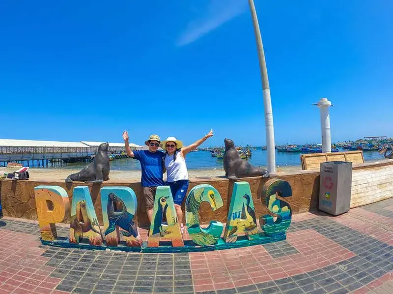 Turistas en el malecón de Paracas durante el Full Day Paracas Ica Chincha desde Lima