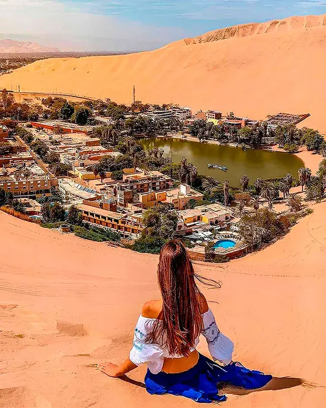 Vista del Oasis de Huacachina desde las dunas durante el Tour Islas Ballestas y Huacachina con Sunset full day