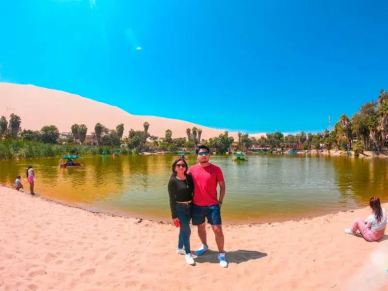 Pareja de turistas en el Oasis de Huacachina durante el Full Day Paracas Ica Chincha desde Lima