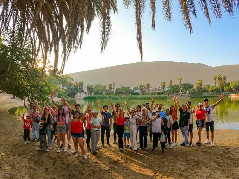 Grupo de turistas en el Oasis de Huacachina durante el Tour 2 dias Paracas Ica con Hotel en Paracas desde Lima
