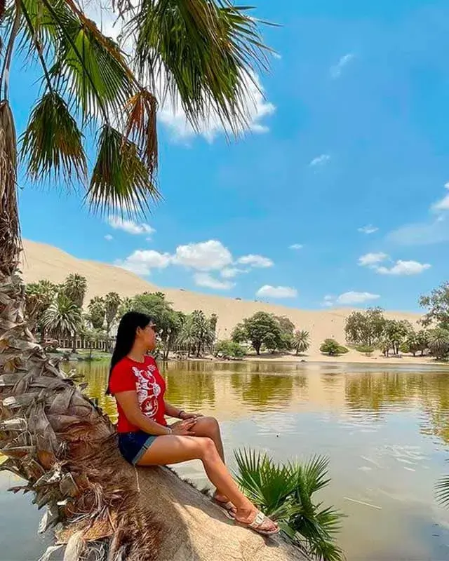 Turista disfrutando el paisaje del Oasis de Huacachina durante el full day con sunset