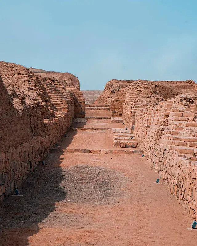 Pasadizo arqueológico dentro del complejo de Pachacamac durante el Tour a Pachacamac