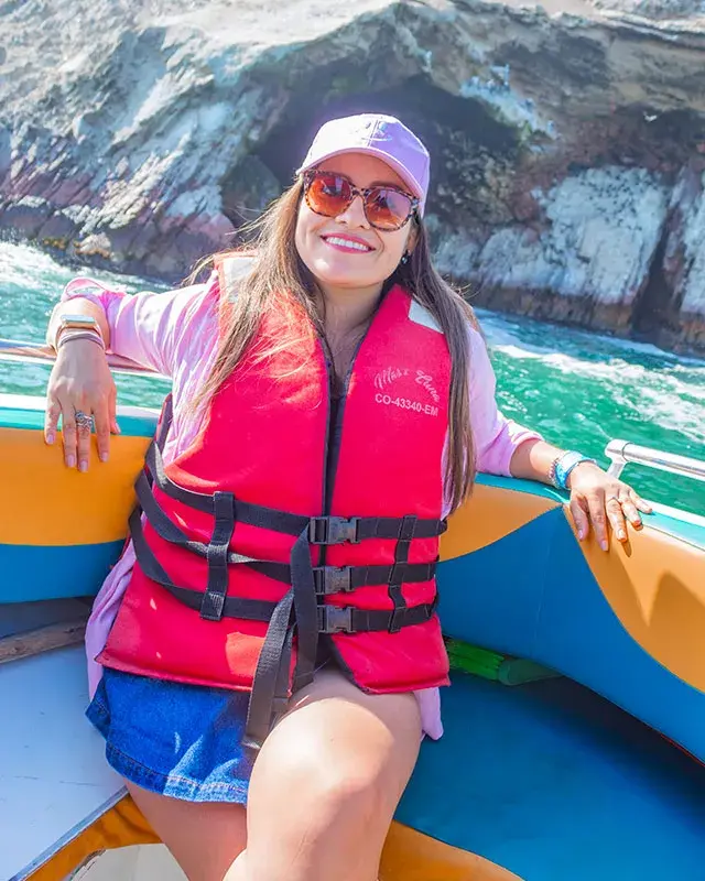 Turista en bote durante el paseo a Islas Ballestas en el Tour Paracas Ica Huacachina full day con recojo de hotel desde Lima