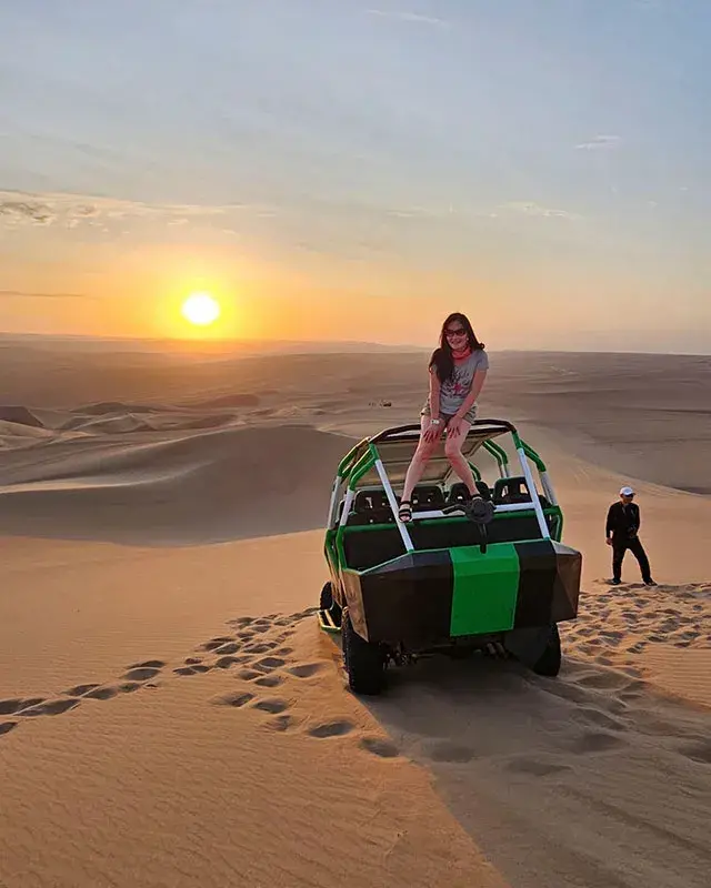 Turistas en buggy durante el Tour Islas Ballestas y Huacachina con Sunset full day