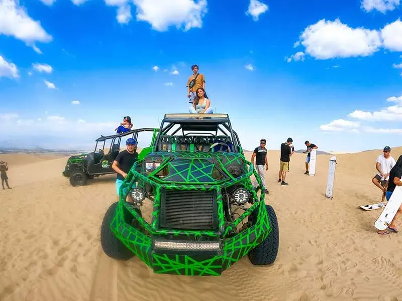 Turistas en buggies sobre las dunas de Huacachina durante el Tour 2 dias Paracas Ica con Hotel en Paracas desde Lima