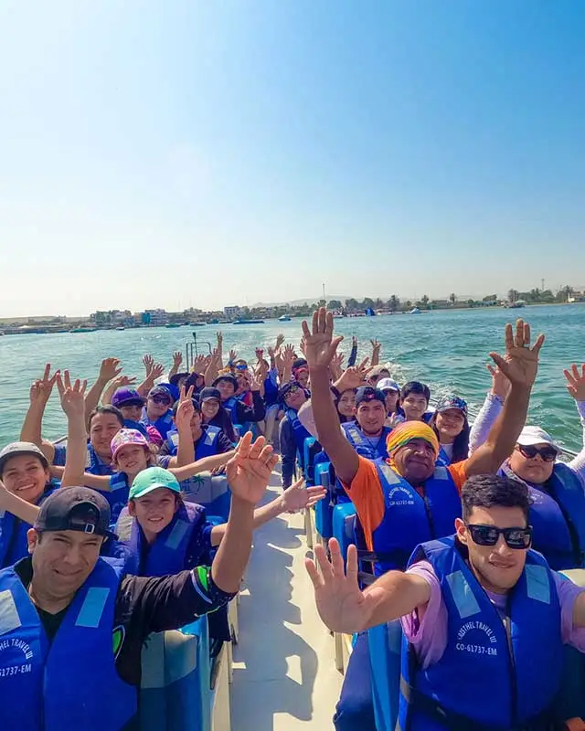 Grupo de turistas en lancha hacia Islas Ballestas durante el Tour Paracas Ica y Cañón de los Perdidos 2 dias y 1 noche desde Lima