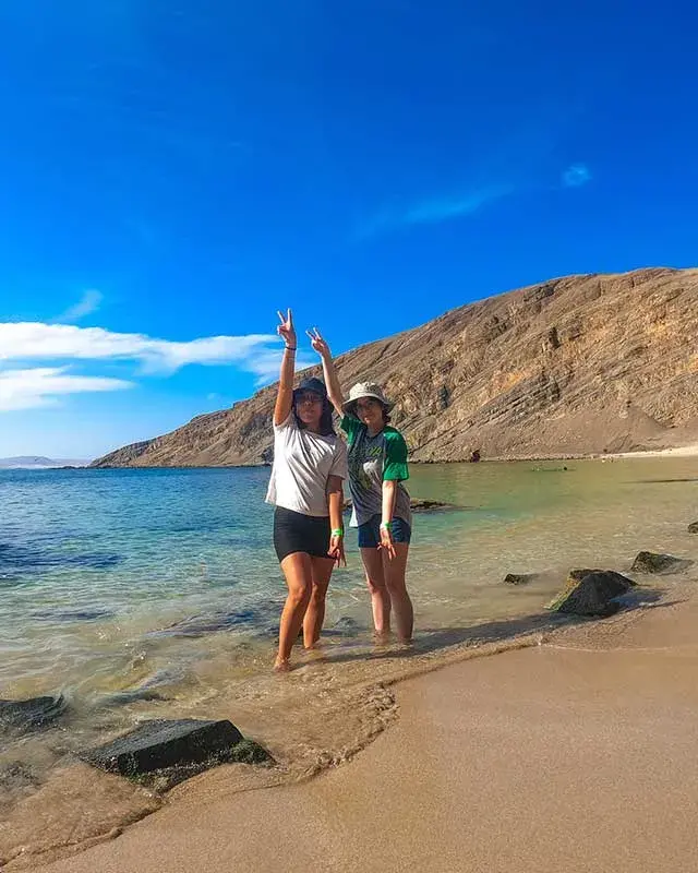 Turistas disfrutando Playa La Mina en Paracas durante el Full Day Paracas Islas Ballestas y Playa la Mina desde Lima