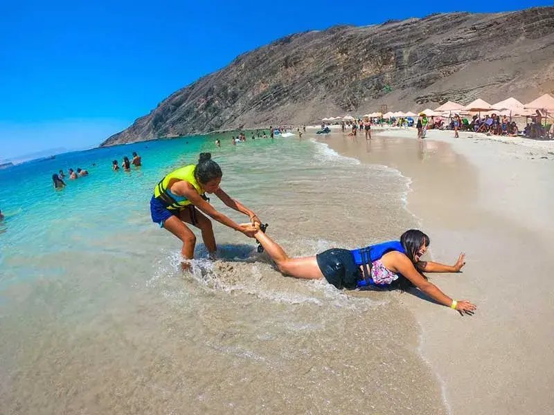 Aguas cristalinas y diversión en Playa La Mina durante el Full Day Playa la Mina Yakupark Paracas