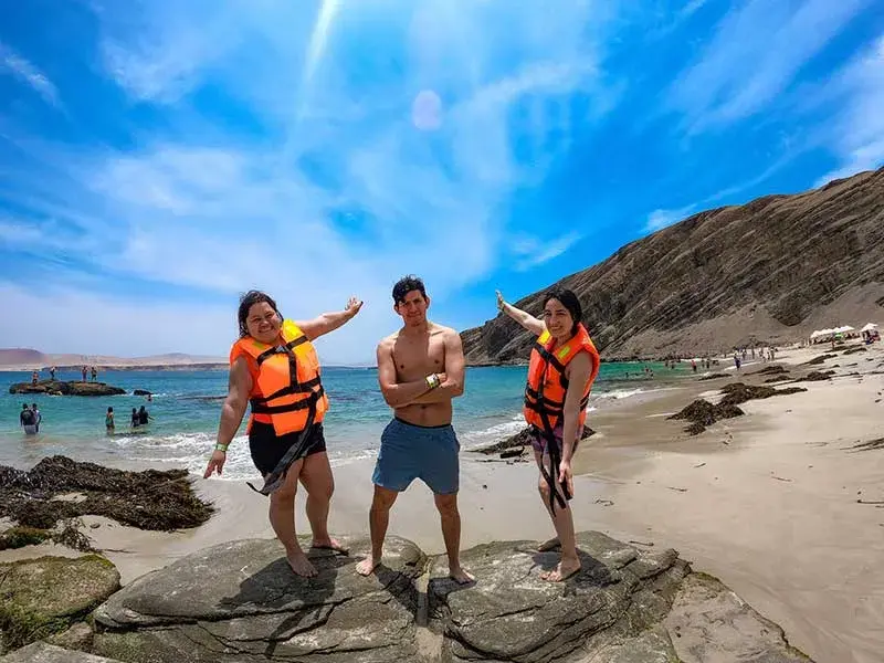 Turistas con chalecos salvavidas disfrutando el tour Full Day Playa la Mina Yakupark Paracas