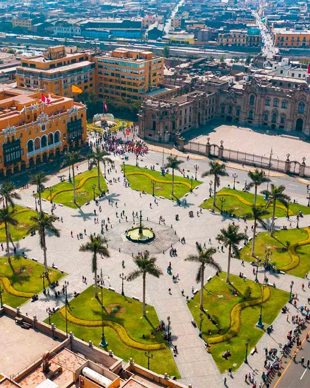 Plaza de Armas de Lima durante el City tour Lima Colonial y Moderna