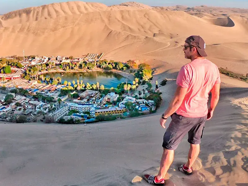 Vista panorámica del Oasis de Huacachina durante el Tour Paracas Ica Huacachina full day con recojo de Miraflores desde Lima