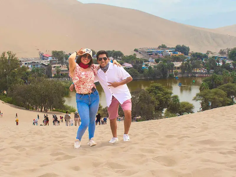 Pareja de turistas en las dunas de Huacachina durante el Tour Ica Huacachina Paracas 2 días y 1 noche desde Lima