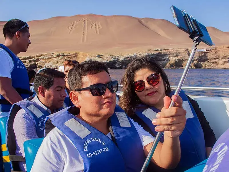 Turistas en bote frente al Candelabro de Paracas durante el Full Day Paracas Ica Chincha desde Lima