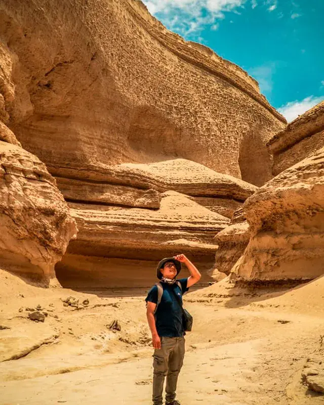 Turista recorriendo el interior del Cañón de los Perdidos durante el Tour Paracas Ica y Cañón de los Perdidos 2 dias y 1 noche desde Lima