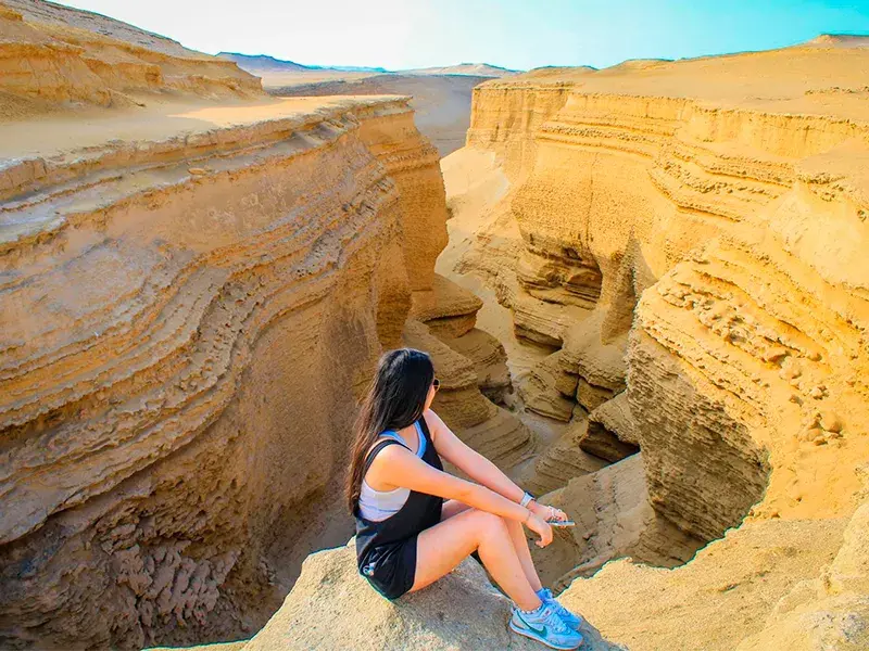 Turista en el Cañón de los Perdidos durante el Tour Paracas Ica y Cañón de los Perdidos 2 dias y 1 noche desde Lima
