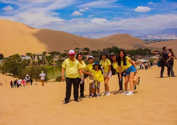Familia disfrutando de la vista de la Huacachina en el Tour Paracas Playa la Mina e Ica 2 días y 1 noche por Año Nuevo desde Lima