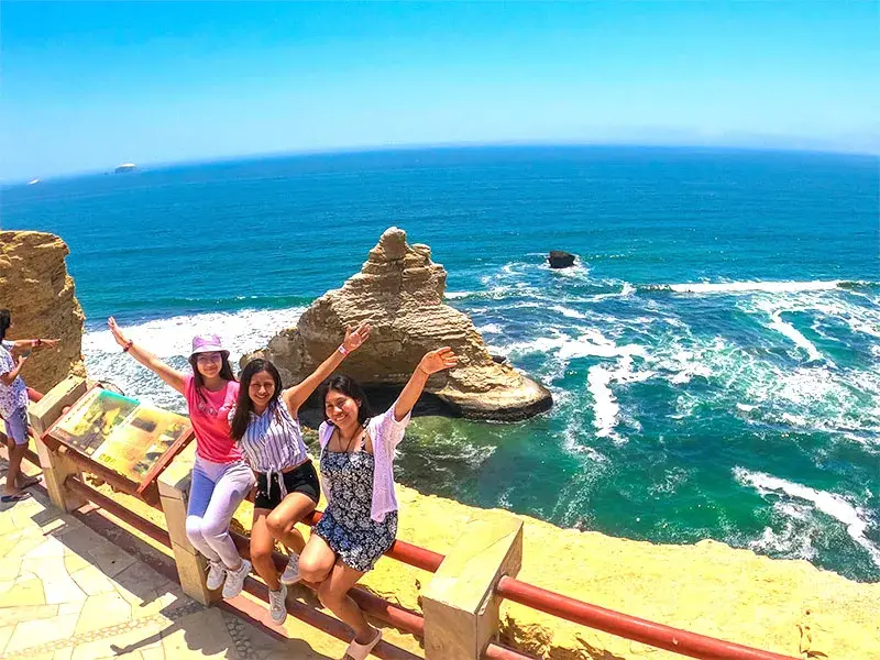 Turistas en el mirador de la Reserva Nacional de Paracas durante el Tour Paracas Playa la Mina e Ica 3 dias y 2 noches desde Lima