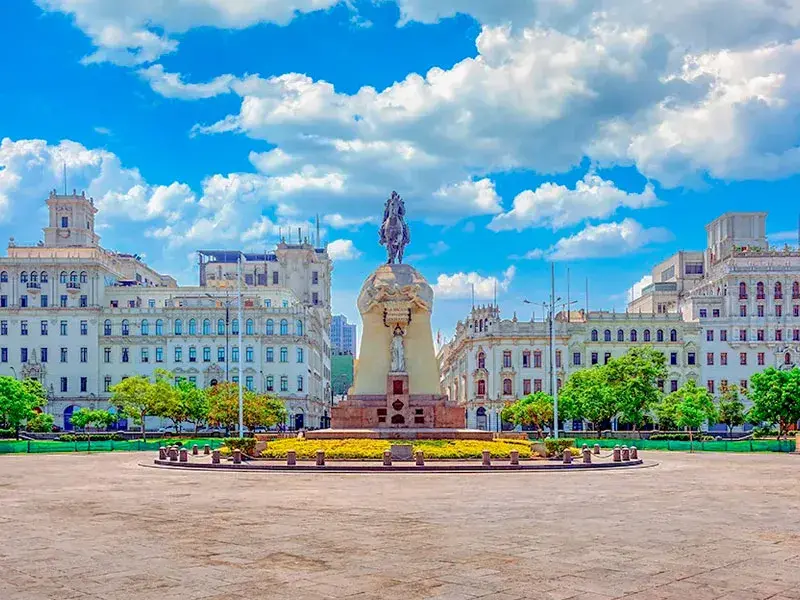 Plaza San Martín durante un recorrido turístico de tours en Lima
