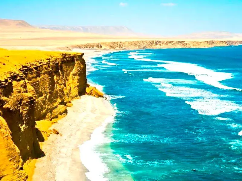 Acantilados y mar turquesa en la Reserva Nacional durante los tours en Paracas