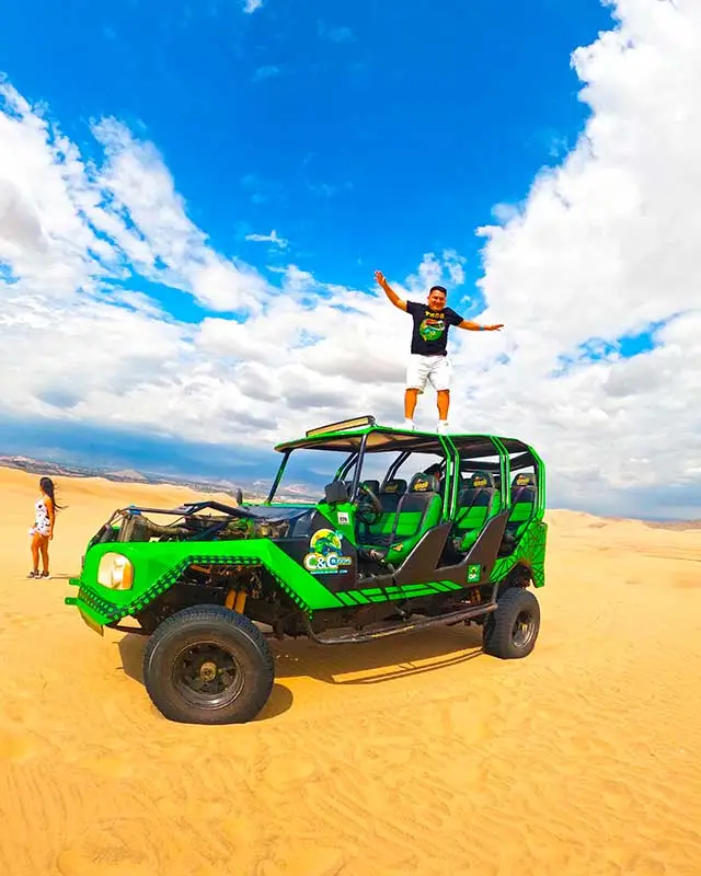 Turista sobre un buggy en las dunas de Huacachina durante el Full Day Dromedarius y Huacachina Ica desde Lima