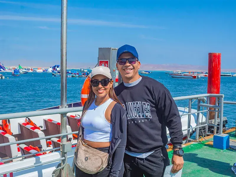 Turistas en el muelle de Paracas antes del paseo a Islas Ballestas en el Tour Paracas Ica Huacachina full day