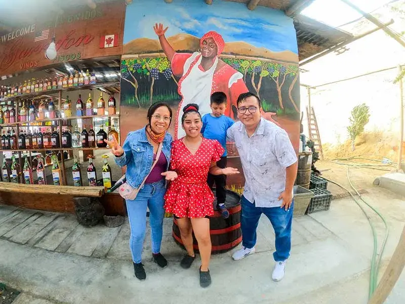 Familia visitando una bodega de vinos en Chincha durante el Tour 2 dias Paracas Ica con Hotel en Paracas desde Lima